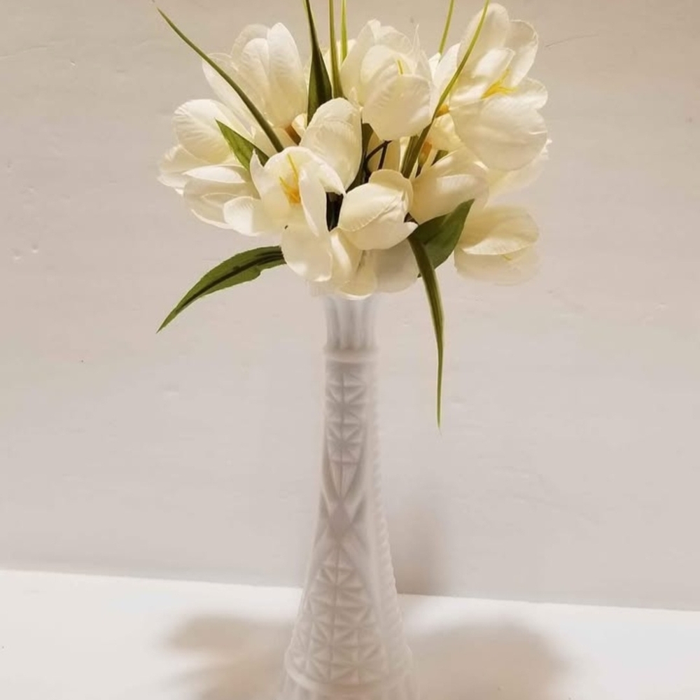 Elegant "Vintage" Milk Glass Vase